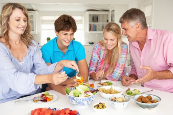 Mangiare in famiglia per sconfiggere il sovrappeso